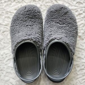 Crocs Classic Fuzz Mania Unisex Faux Fur Clogs Size Men's 9 Women's 11 Grey